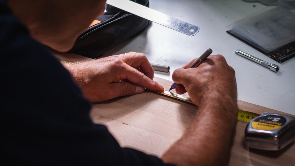 Artisan travaillant le bois