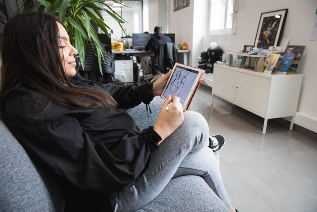 Yasmine dessine aussi sur sa tablette - Val d'Oise Communication