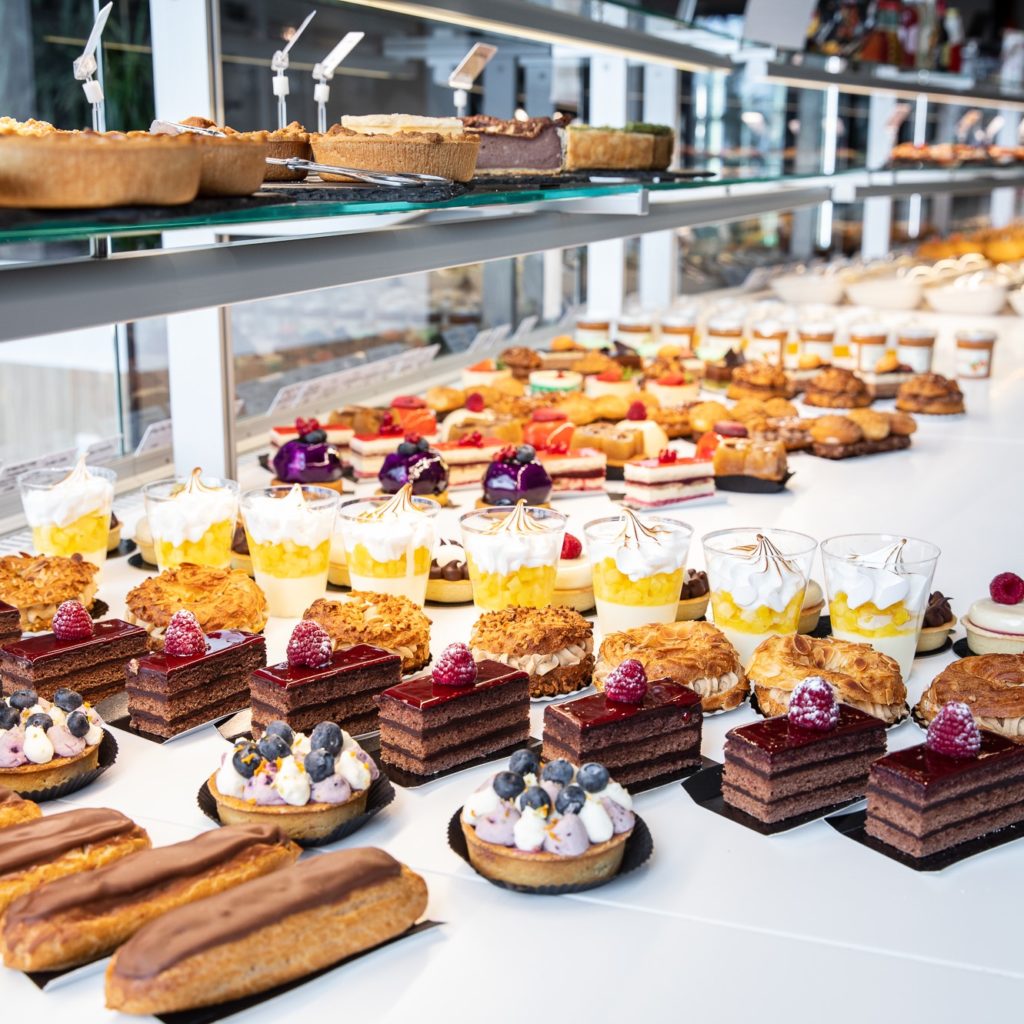 La disposition des pâtisseries au Comptoir des Gourmets - Val d'Oise Communication